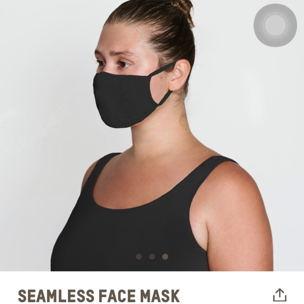 SKIMS seamless face mask color onyx (black)